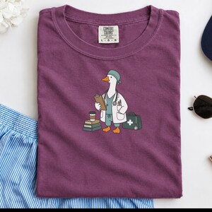 Camiseta Medical Goose, regalo para médicos, camiseta divertida para enfermeras, regalo para estudiantes de medicina, camiseta para trabajadores de la salud, regalo de graduación para médicos imagen 8
