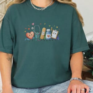 Comfort Colors T-Shirt für Kinderkrankenpfleger/innen, Lustiges Sweatshirt für medizinische Fachangestellte im Gesundheitswesen, Auszeichnung für Kinderärzte/innen bei der Abschlussfeier Bild 7