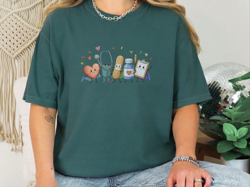Comfort Colors T-Shirt für Kinderkrankenpfleger/innen, Lustiges Sweatshirt für medizinische Fachangestellte im Gesundheitswesen, Auszeichnung für Kinderärzte/innen bei der Abschlussfeier Bild 7