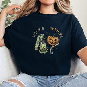 Comfort Colors Halloween T-Shirt Heebie Jeebies, Spooky Graphic Tee, Zombie Hand Pumpkin Shirt, Horror Movie Fan Gift, Gothic Art Bild 2