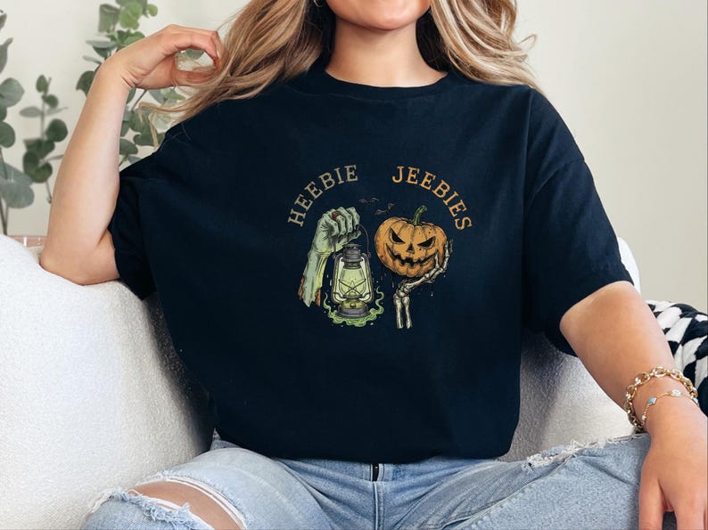 Comfort Colors Halloween T-Shirt Heebie Jeebies, Spooky Graphic Tee, Zombie Hand Pumpkin Shirt, Horror Movie Fan Gift, Gothic Art Bild 2