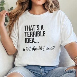 Verrücktes Meme-T-Shirt: „Das ist eine schreckliche Idee … Was soll ich anziehen?“, Lustiges, sarkastisches Zitat-Shirt für Frauen, Chaotisch-guter Humor für Erwachsene (Grafik) Bild 4