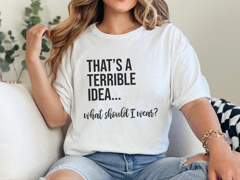 Verrücktes Meme-T-Shirt: „Das ist eine schreckliche Idee … Was soll ich anziehen?“, Lustiges, sarkastisches Zitat-Shirt für Frauen, Chaotisch-guter Humor für Erwachsene (Grafik) Bild 4