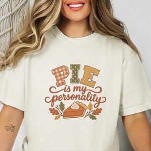 T-shirt voor taartliefhebbers, Thanksgiving-shirt, grappig cadeau voor foodies, herfstshirt, sweatshirt met de tekst "Taart is mijn persoonlijkheid". afbeelding 2