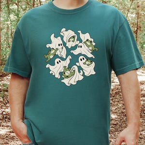 Maglietta per amanti delle rane, regalo a tema fantasmi, maglietta per la stagione spettrale, top di Halloween in stile cottagecore, regalo per amanti degli anfibi, divertente abbigliamento grafico autunnale immagine 9