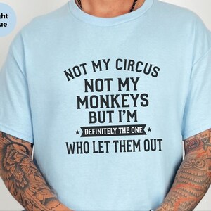 "Não é meu circo, não são meus macacos, mas definitivamente fui eu quem os soltou" - Camiseta feminina sarcástica, ideia de presente engraçada, presente divertido e original imagem 2