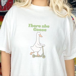 Comfort Colors Silly Goose Tee, There She Goose Funny Birdwatcher Shirt, Sarcastic Cottagecore Animal Lover Outfit, Aunt Goose imagen 10