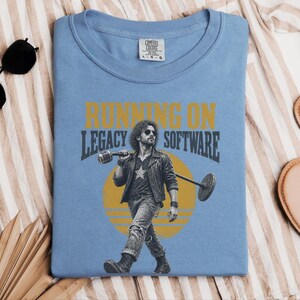 Camiseta de programador, regalo para ingeniero de software, camiseta rockera vintage, camiseta divertida para programador, regalo de humor tecnológico, funcionando con software heredado imagen 4