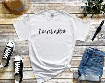 „Ich habe nie gefragt“-Shirt, freches Humor-Shirt, Shirt mit lustigem Spruch, minimalistisches Top mit Schriftzug, sarkastisches Geschenk