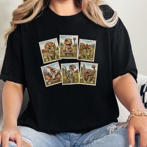 Maglietta vintage con francobolli di dinosauri, maglietta retrò con francobolli, regalo per amanti dei dinosauri, maglietta con animali preistorici, regalo a tema storia naturale immagine 2