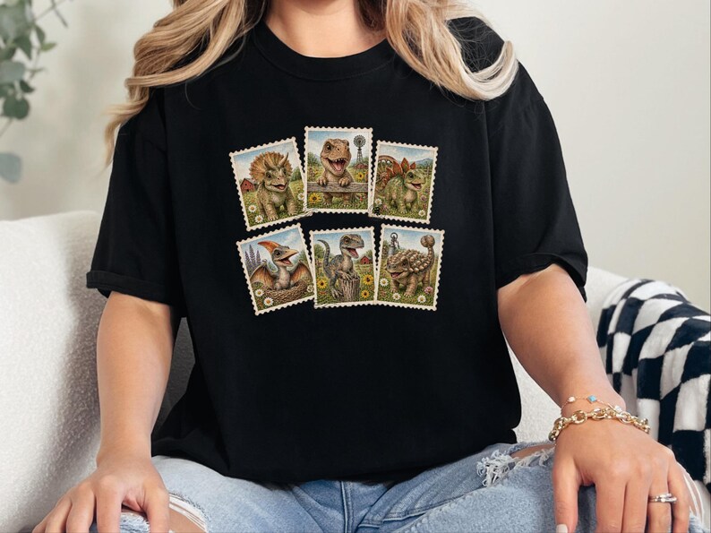 Maglietta vintage con francobolli di dinosauri, maglietta retrò con francobolli, regalo per amanti dei dinosauri, maglietta con animali preistorici, regalo a tema storia naturale immagine 2