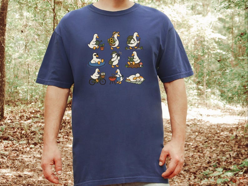 Speels eenden T-shirt, Leuk cadeau voor eendenliefhebbers, Tuinieren met eendje T-shirt, Grappig dieren T-shirt, Gezellige cottagecore kleding, Top voor natuurliefhebbers afbeelding 1