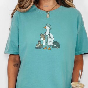 Camiseta Medical Goose, regalo para médicos, camiseta divertida para enfermeras, regalo para estudiantes de medicina, camiseta para trabajadores de la salud, regalo de graduación para médicos imagen 7