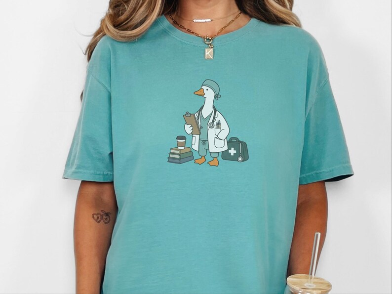 Camiseta Medical Goose, regalo para médicos, camiseta divertida para enfermeras, regalo para estudiantes de medicina, camiseta para trabajadores de la salud, regalo de graduación para médicos imagen 7