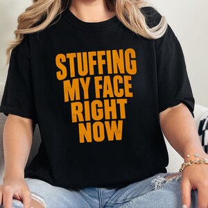 Thanksgiving-Familienessen-T-Shirt, lustiges Geschenk für Feinschmecker, „Ich stopfe mir gerade den Bauch voll“-Shirt, Festtagsoutfit Bild 6