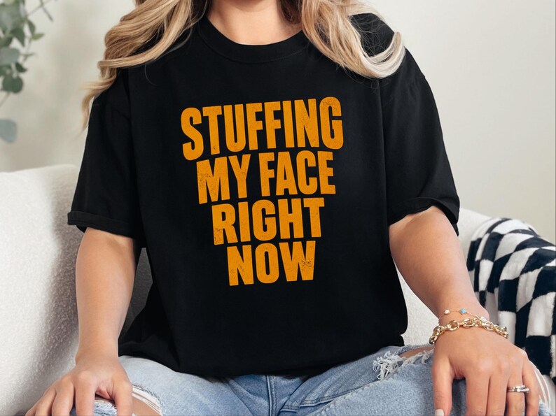 Thanksgiving-Familienessen-T-Shirt, lustiges Geschenk für Feinschmecker, „Ich stopfe mir gerade den Bauch voll“-Shirt, Festtagsoutfit Bild 6