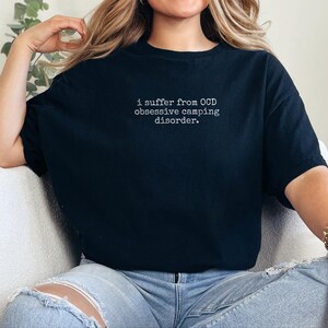 Camiseta divertida con humor sobre acampar, Sufro de TOC - Trastorno Obsesivo Compulsivo por Acampar, Regalo de Concientización sobre Neurodiversidad y TDAH, Campista Feliz al Aire Libre imagen 3