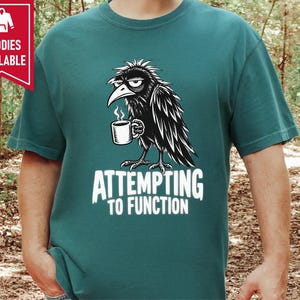 Raven Coffee Shirt, Crow Lover Gift, Funny Morning T-shirt, Sarcastic Bird Tee, Grumpy Raven Attempting To Function zdjęcie 9