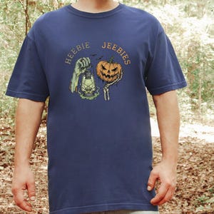 Comfort Colors Halloween T-Shirt Heebie Jeebies, Spooky Graphic Tee, Zombie Hand Pumpkin Shirt, Horror Movie Fan Gift, Gothic Art Bild 1