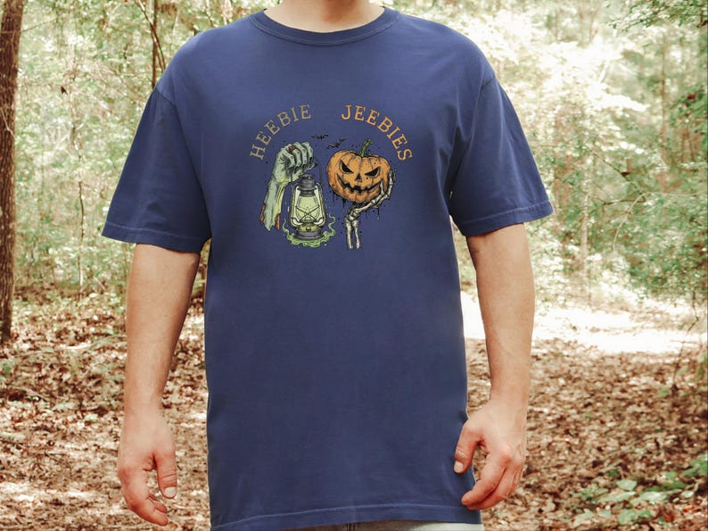 Comfort Colors Halloween T-Shirt Heebie Jeebies, Spooky Graphic Tee, Zombie Hand Pumpkin Shirt, Horror Movie Fan Gift, Gothic Art Bild 1