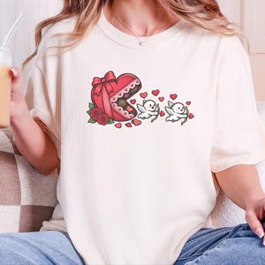Maglietta di San Valentino, regalo romantico per lei, maglietta con Cupido, regalo per la festa delle amiche, top retrò di San Valentino, maglietta con scatola di cioccolatini immagine 10