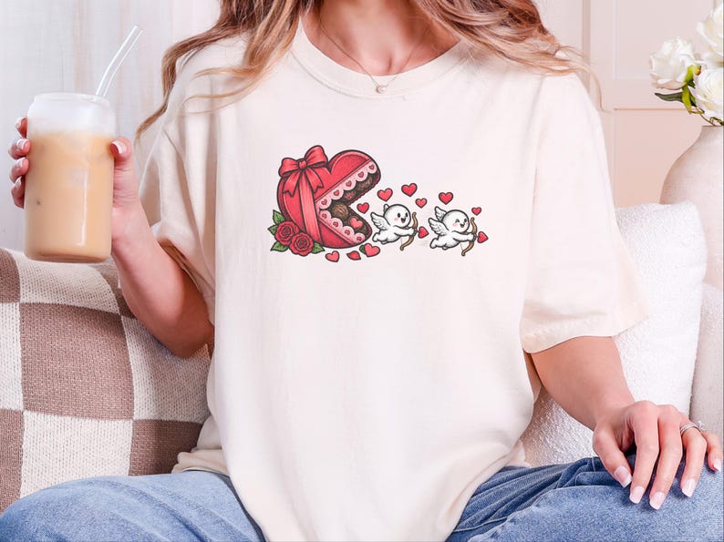 Maglietta di San Valentino, regalo romantico per lei, maglietta con Cupido, regalo per la festa delle amiche, top retrò di San Valentino, maglietta con scatola di cioccolatini immagine 10