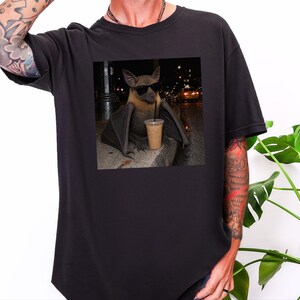 Maglietta con pipistrello e caffè, regalo per amanti dei pipistrelli, maglietta con caffè freddo, maglietta divertente con caffè, maglietta Weirdcore, maglietta con pipistrello e frutta immagine 6