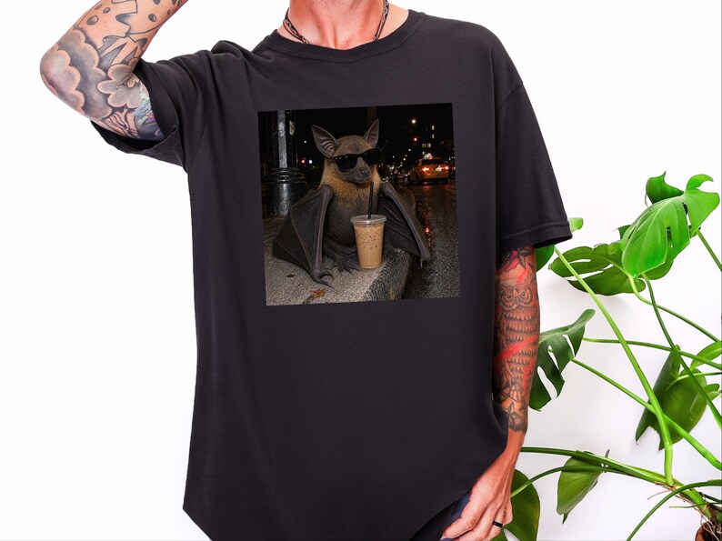 Maglietta con pipistrello e caffè, regalo per amanti dei pipistrelli, maglietta con caffè freddo, maglietta divertente con caffè, maglietta Weirdcore, maglietta con pipistrello e frutta immagine 6