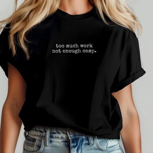 T-shirt humoristique sur le thème « Trop de travail, pas assez de camping », cadeau pour les amoureux du camping, humour au bureau, ambiance week-end, road trip image 11