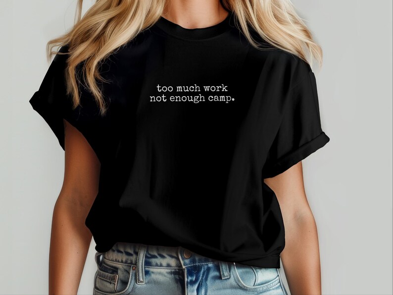 T-shirt humoristique sur le thème « Trop de travail, pas assez de camping », cadeau pour les amoureux du camping, humour au bureau, ambiance week-end, road trip image 11