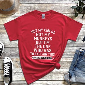Camiseta com frase sarcástica | Não é meu circo, não são meus macacos, mas sou eu quem tem que explicar isso aos vizinhos. imagem 2