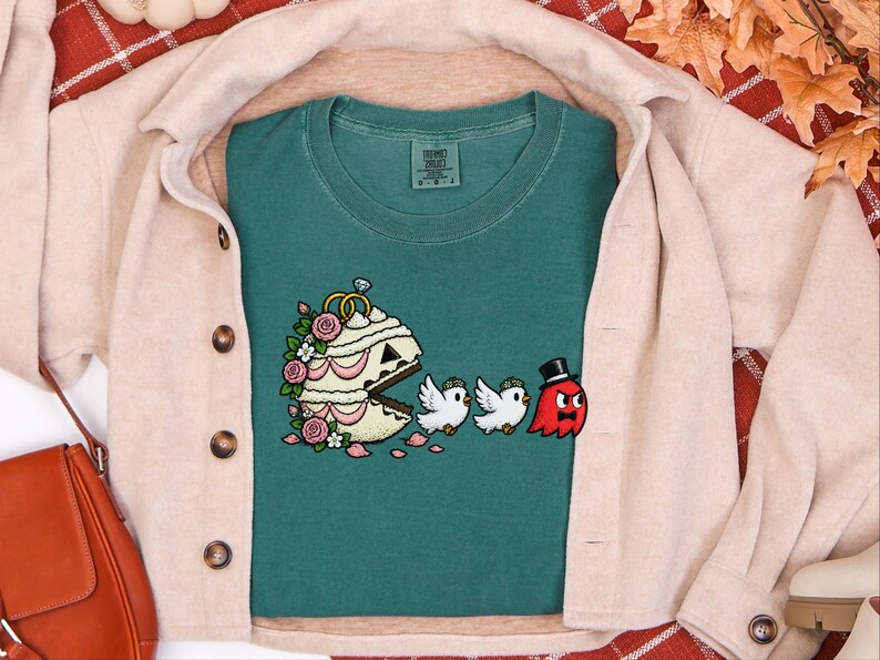 Gamer-Hochzeitsshirt, Geschenk für Gaming-Paare, Retro-Gaming-T-Shirt, Nerdiges Hochzeitsgeschenk, Pac-Man-Shirt Bild 9