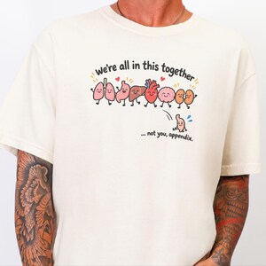 T-Shirt mit Blinddarm-OP-Motiv, lustiges Medizin-T-Shirt, Geschenk zur Genesung nach einer Blinddarmentfernung, niedliches T-Shirt mit menschlicher Organanatomie, Geschenk für OP-Krankenschwestern Bild 4