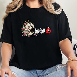 Gamer-Hochzeitsshirt, Geschenk für Gaming-Paare, Retro-Gaming-T-Shirt, Nerdiges Hochzeitsgeschenk, Pac-Man-Shirt Bild 7