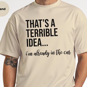 Witziges virales Top: „Das ist eine schreckliche Idee … ich sitze schon im Auto“ – Sarkastisches Damen-T-Shirt, Reise-Shirt, Abenteuerurlaubs-Shirt Bild 6