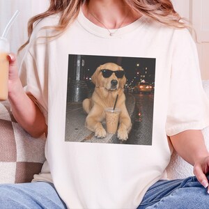 Maglietta con Golden Retriever, regalo per amanti dei cani, cane che beve caffè, regalo per la mamma di un Golden Retriever, maglietta con cane e caffè freddo immagine 9