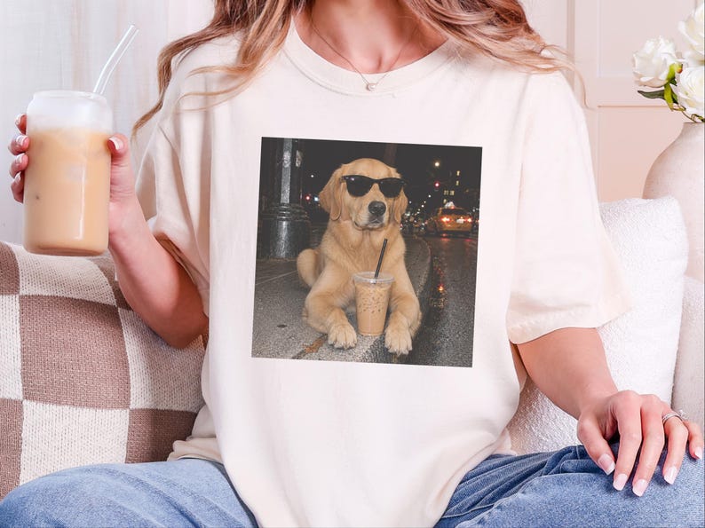 Maglietta con Golden Retriever, regalo per amanti dei cani, cane che beve caffè, regalo per la mamma di un Golden Retriever, maglietta con cane e caffè freddo immagine 9
