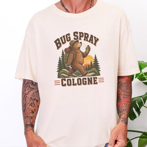 Camiseta divertida para senderismo, camiseta de naturaleza al aire libre, idea de regalo para campistas, camiseta con repelente de insectos, camiseta de senderismo con osos, regalo de humor para excursionistas, camiseta para amantes del senderismo imagen 4