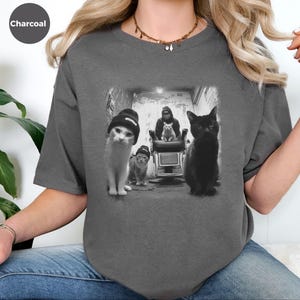Gangster-Katzen-Shirt, stylisches Streetwear-Motiv für Katzenfans, lustiges T-Shirt mit Tierhumor, einzigartiges Geschenk für Tierbesitzer Bild 3