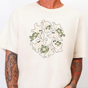 Maglietta per amanti delle rane, regalo a tema fantasmi, maglietta per la stagione spettrale, top di Halloween in stile cottagecore, regalo per amanti degli anfibi, divertente abbigliamento grafico autunnale immagine 1