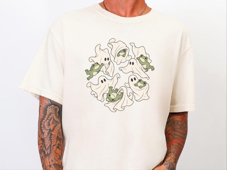 Maglietta per amanti delle rane, regalo a tema fantasmi, maglietta per la stagione spettrale, top di Halloween in stile cottagecore, regalo per amanti degli anfibi, divertente abbigliamento grafico autunnale immagine 1