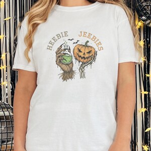 Maglietta regalo gotica e inquietante Comfort Colors, maglietta di Halloween Heebie Jeebies, abbigliamento horror per appassionati di film spaventosi, zucca spettrale e scheletro, regalo per amanti dei pipistrelli immagine 8