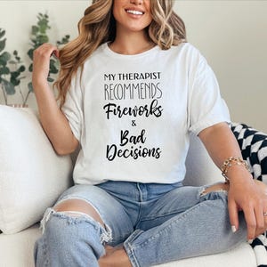 Camiseta "Malas decisiones", Mi terapeuta recomienda fuegos artificiales y malas decisiones, Camiseta divertida del 4 de julio, Regalo de humor sarcástico sobre salud mental imagen 5