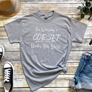 I and #39;m Wearing a Corset Under This Shirt and quot; Funny Sarcastic T-Shirt - Ren Faire, Gothic and Victorian Humor Tee, Corset Humor immagine 11