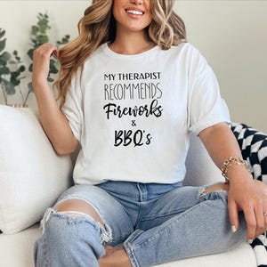 My Therapist Recommends Fireworks and BBQs Funny BBQ Shirt - Sarcastic 4th of July Grilling Tee, Independence Day Patriotic Summer Gift imagem 5