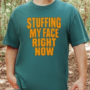 Thanksgiving-Familienessen-T-Shirt, lustiges Geschenk für Feinschmecker, „Ich stopfe mir gerade den Bauch voll“-Shirt, Festtagsoutfit Bild 4
