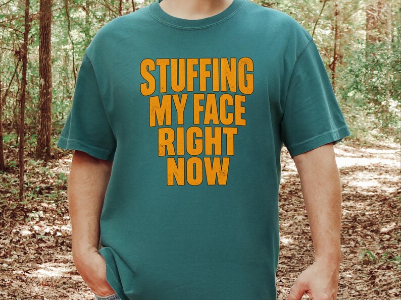 Thanksgiving-Familienessen-T-Shirt, lustiges Geschenk für Feinschmecker, „Ich stopfe mir gerade den Bauch voll“-Shirt, Festtagsoutfit Bild 4