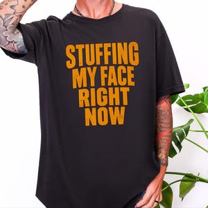 Thanksgiving-Familienessen-T-Shirt, lustiges Geschenk für Feinschmecker, „Ich stopfe mir gerade den Bauch voll“-Shirt, Festtagsoutfit Bild 1