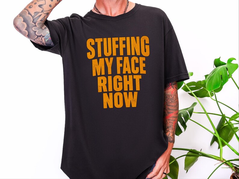Thanksgiving-Familienessen-T-Shirt, lustiges Geschenk für Feinschmecker, „Ich stopfe mir gerade den Bauch voll“-Shirt, Festtagsoutfit Bild 1