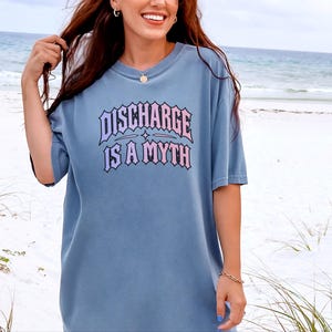 Frauenarzt-Shirt, Sarkastisches Hexen-T-Shirt, Humorvolles Geschenk für die Zeit nach der Geburt, Ausfluss ist ein Mythos, Gothic-Girl-Shirt Bild 5